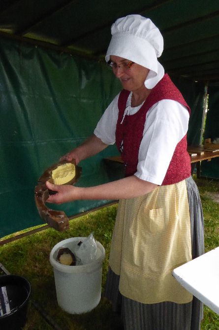 Fabrication du beurre à la main